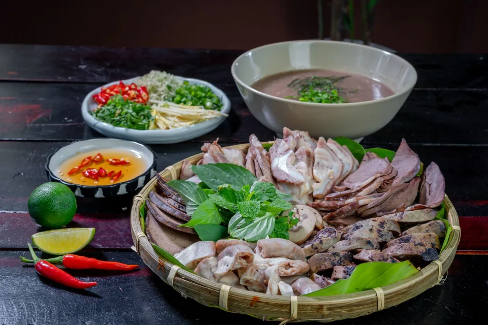 Bàn ăn tại Lê Phước Thục